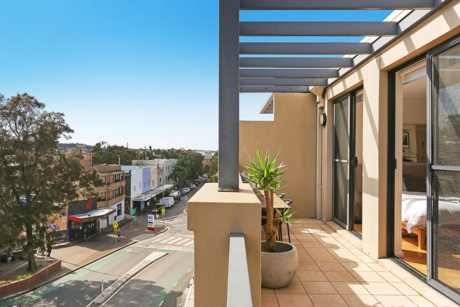 Sun-drenched Penthouse-style With Lrg Terrace