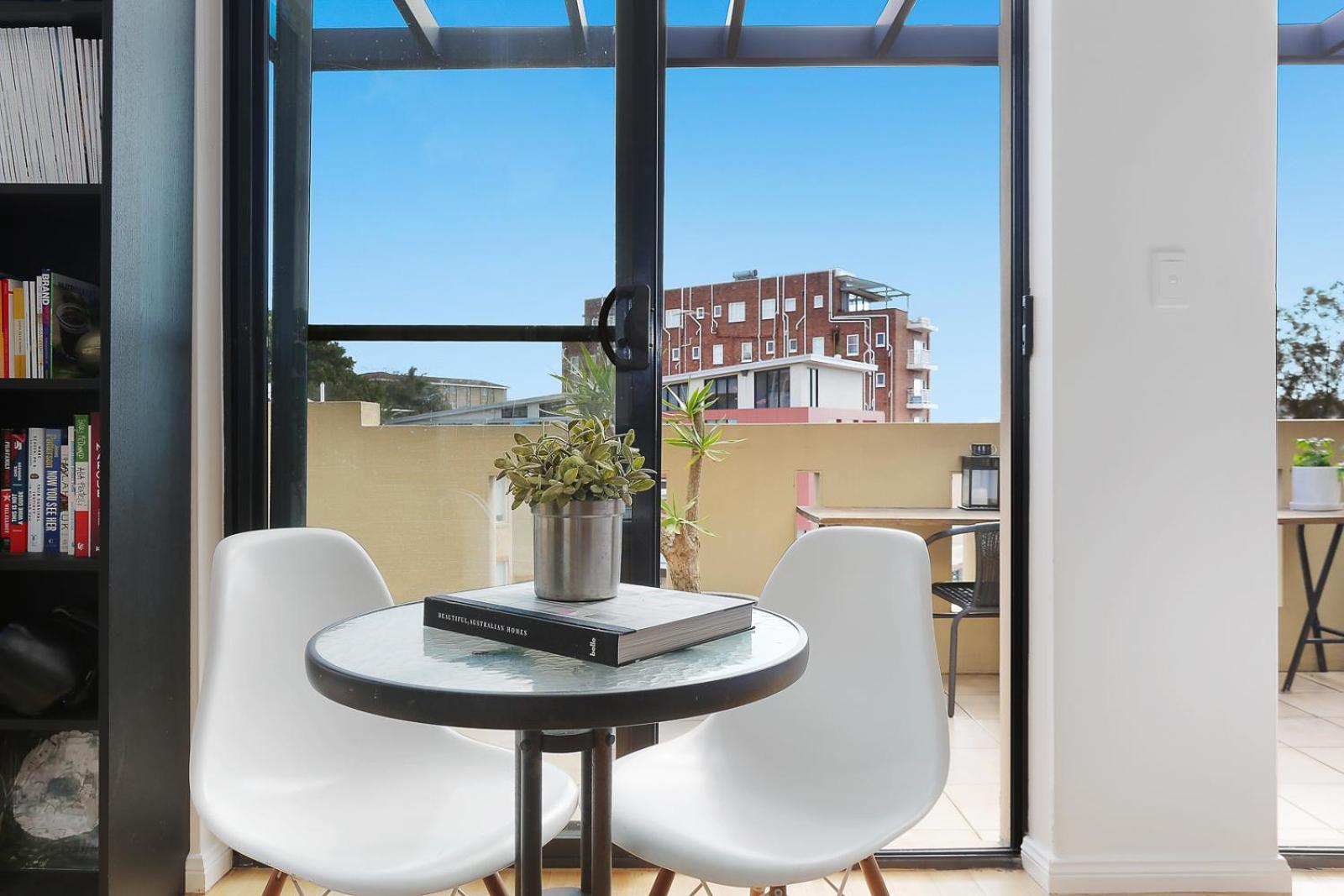 Sun-drenched Penthouse-style With Lrg Terrace Apartment