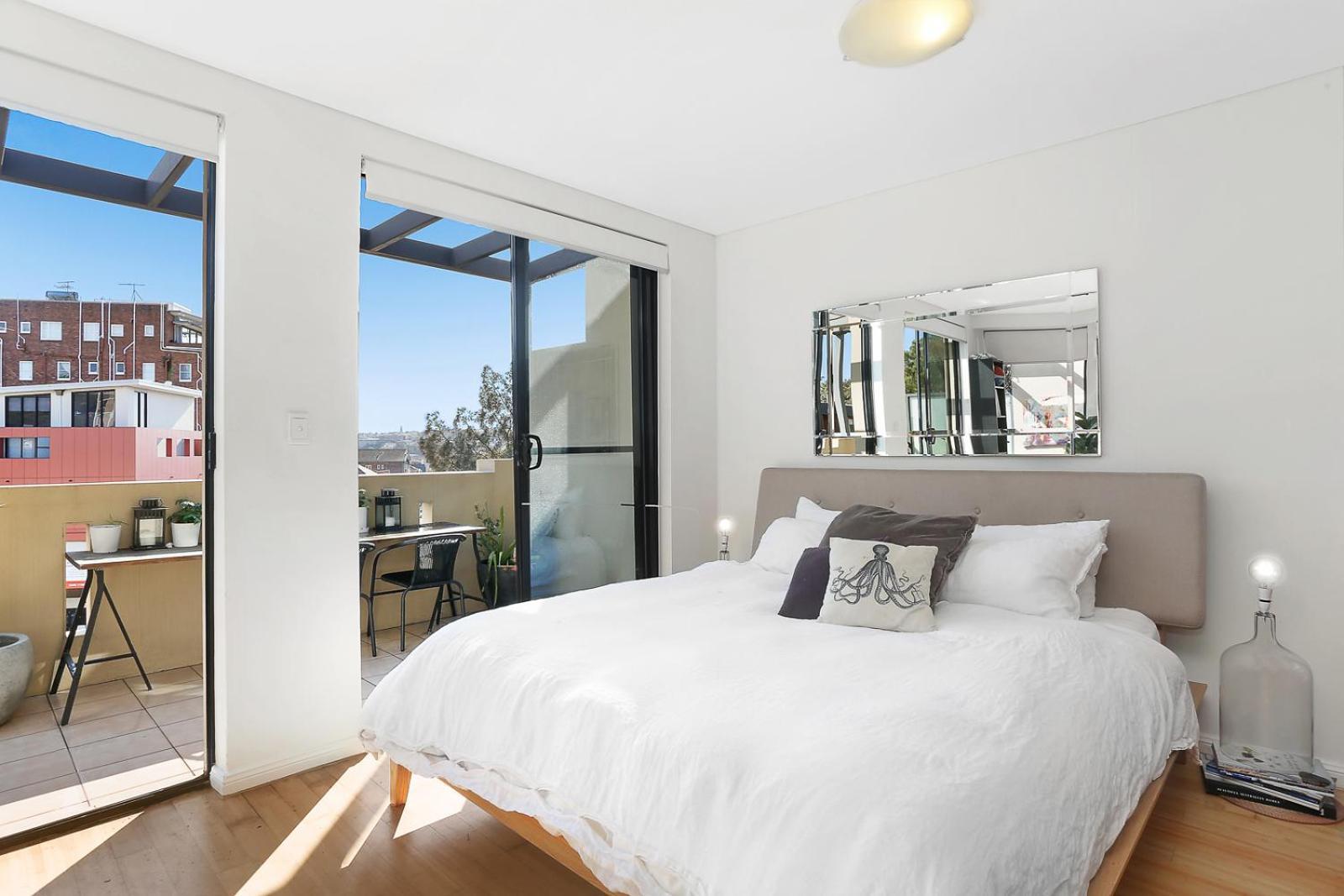 Apartment Sun-drenched Penthouse-style With Lrg Terrace